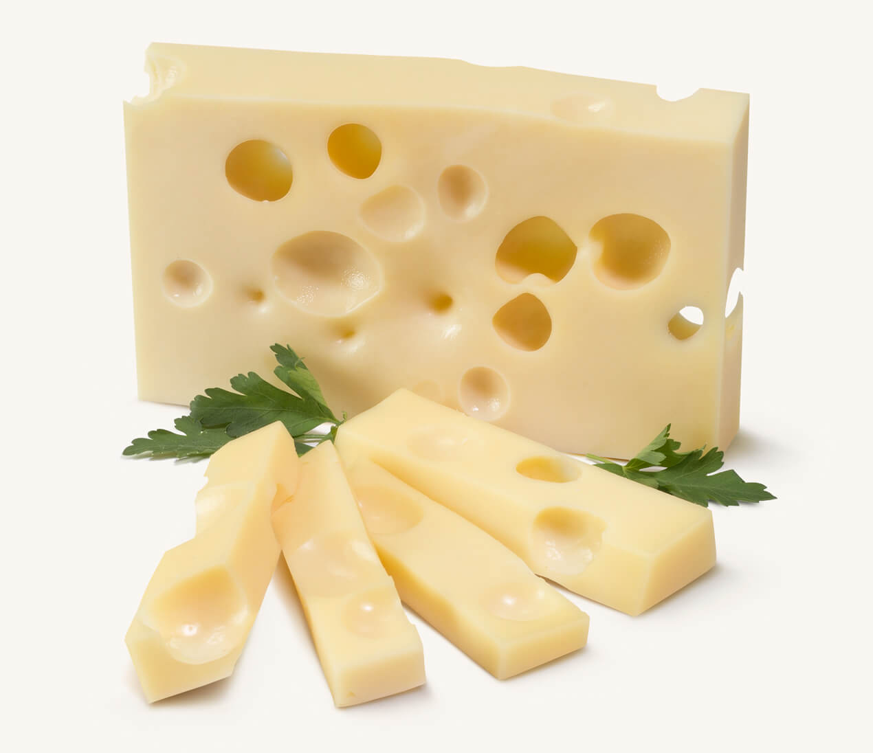 queso-gruyere-trozo Trozo de queso gruyere con agujeros, con bastones del mismo queso y perejil