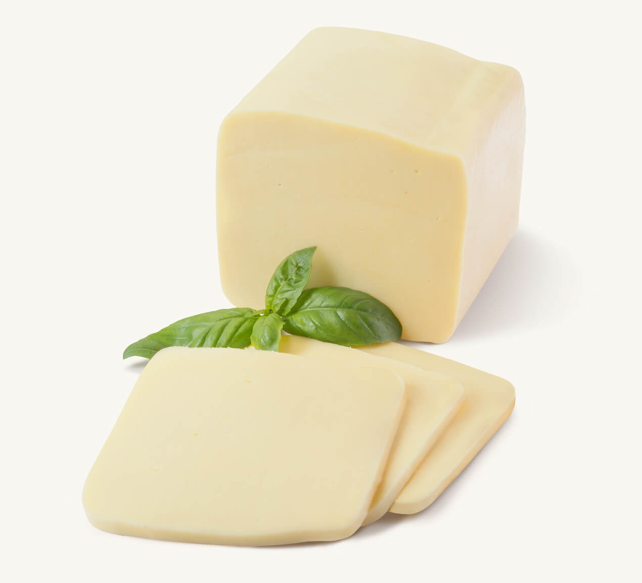queso-muzzarella Media barra de queso mozzarella, acompañada de rebanadas cuadradas y hojas de albahaca