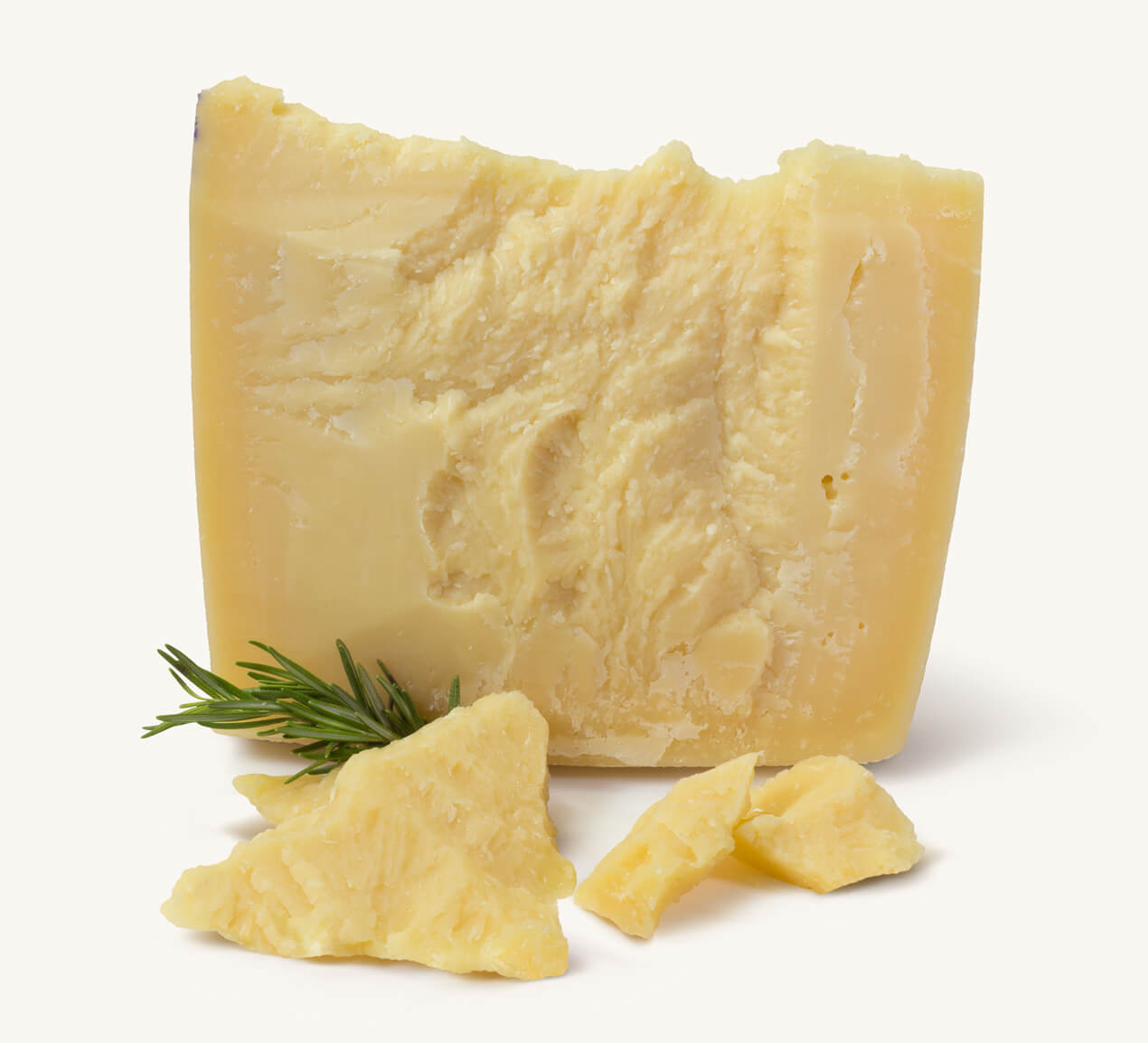 queso-parmesano Trozo de queso parmesano con escamas del mismo queso, acompañado de ramita de romero