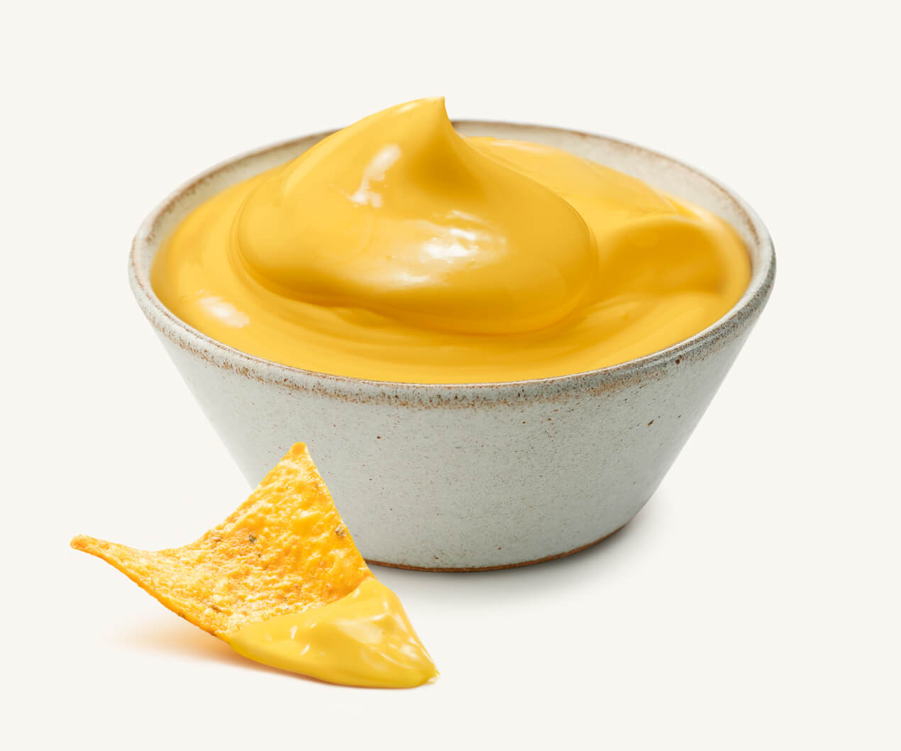 queso-procesado-untable-cheddar Pote de queso procesado untable de cheddar acompañado de nacho con queso cheddar
