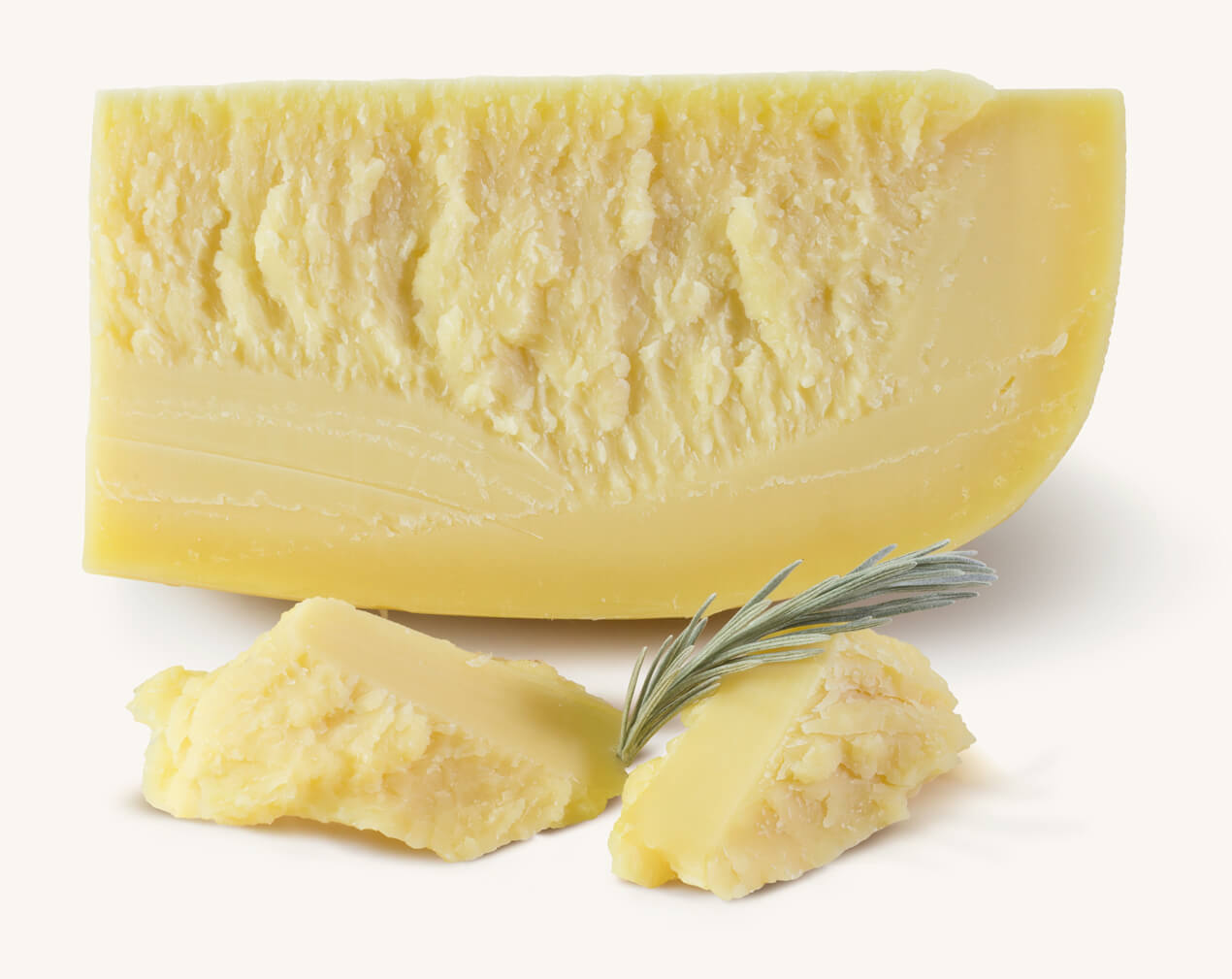 queso-provolone-trozo Trozo de queso provolone con escamas del mismo queso, acompañado de ramita de romero