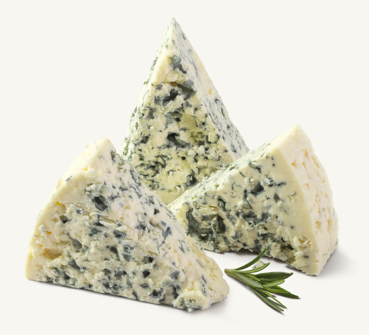 queso-roquefort Tres triángulos de queso azul acompañados de ramita de romero